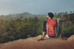 hombre viajando solo